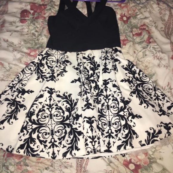 Formal dresses - Picture 1 of 6